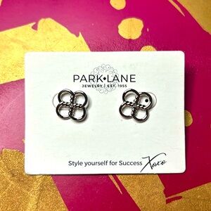 NIB silver clover earrings